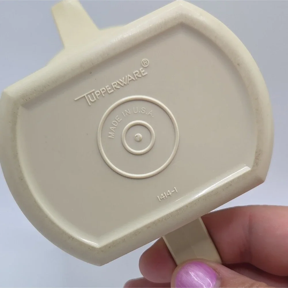 Tupperware 1414-1 Creamer With Button Seal Lid Harvest Gold Almond